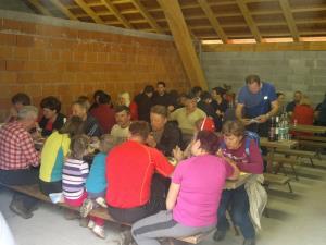 Druženje po končanem pohodu in odprtju ceste